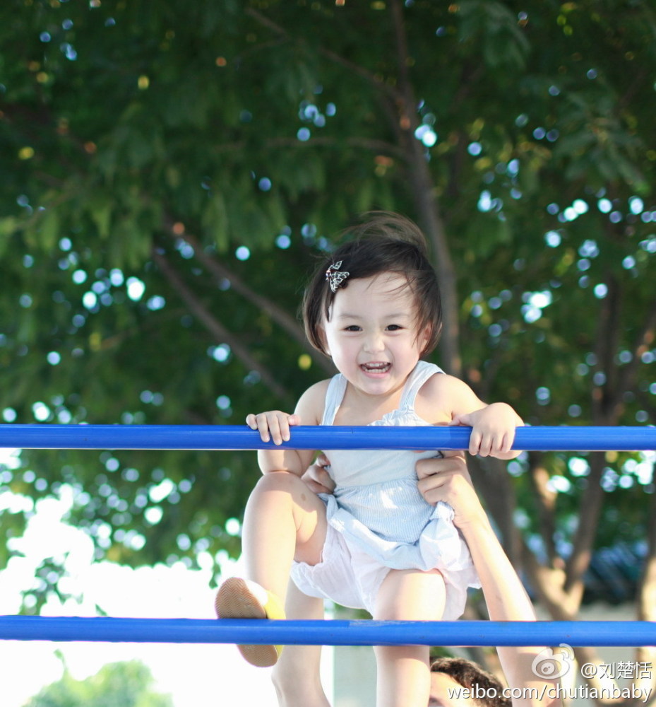 如今的小恬恬,出落得更加水灵了,有种少女初长成的赶脚.