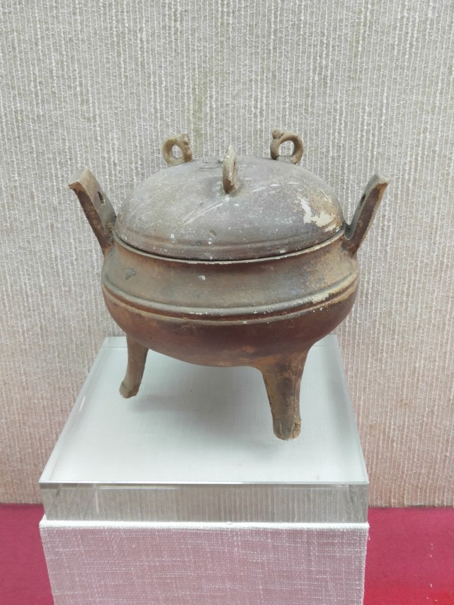 博物馆展示:东汉的三足釜