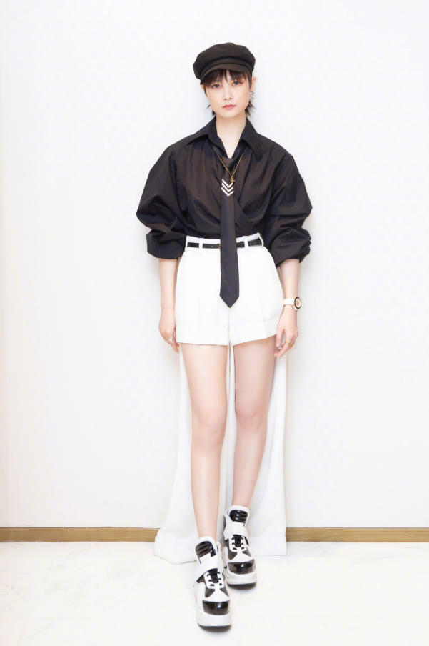 李宇春也对包浆靴下手了看她穿上身后的效果女人味太强了