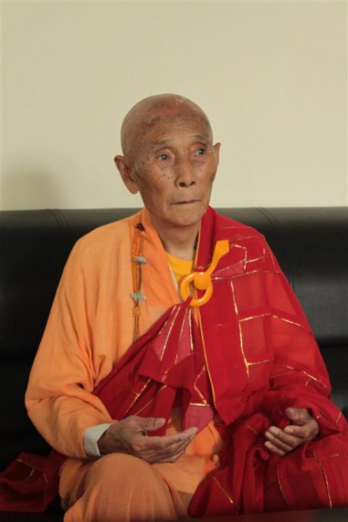 据少林寺宣传,这位海灯长老原名叫释海灯,1901年生人,自小家庭贫困,更