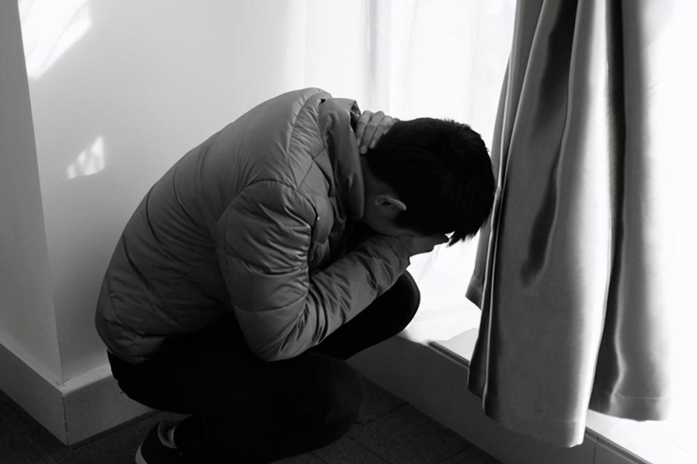 回避型人格:社交退缩,内心敏感不自信,害怕被拒绝