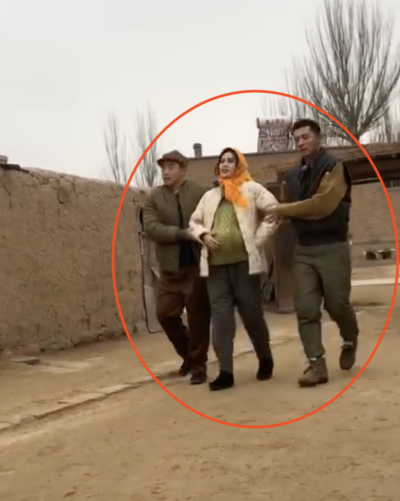 angelababy扮农村孕妇挺大肚奔跑,双手姿势抢镜,孕妈看了心酸