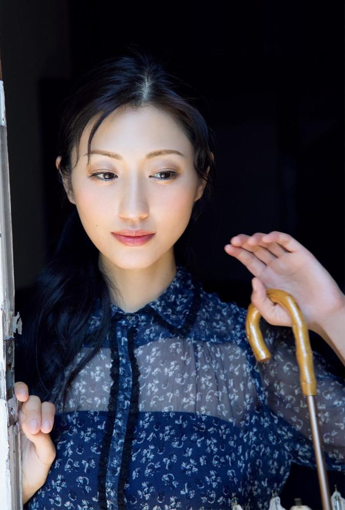 坛蜜,原名斋藤支静加.坛蜜是她自己给自己取的艺名.