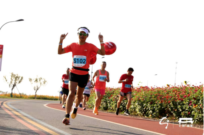 义乌小商品城2020义乌半程马拉松在义乌市梅湖体育中心鸣枪起跑