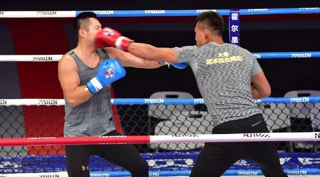 李旭的武术人生就开始了,每天早起打基础,为之后的武术训练提供强悍的