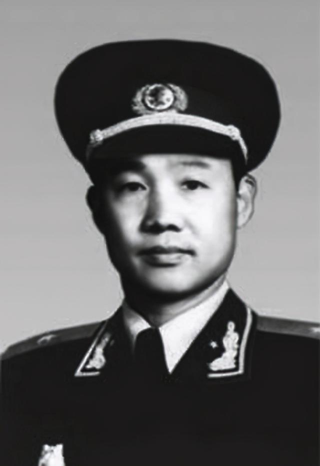 孙继先选择人员时,第一个点名的就是在广州军区担任副参谋长的李福泽.