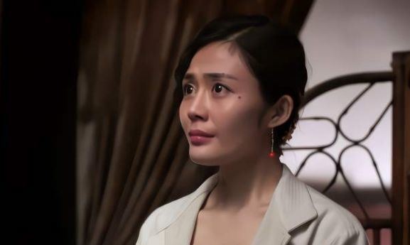 他的两个弟弟,但最后因为政治原因,嫁给了黑龙江督军鲍贵卿儿子鲍英麟