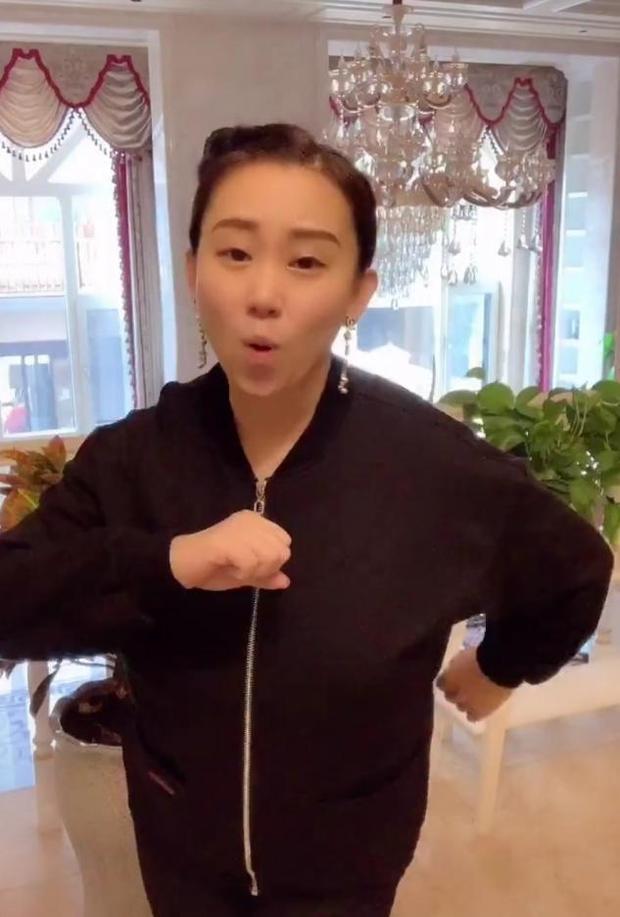 赵本山徒弟丫蛋二婚现身,直播间变胖被质疑怀孕,宽松衣服来遮掩