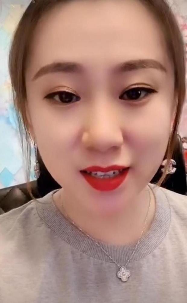 赵本山徒弟丫蛋二婚现身直播间变胖被质疑怀孕宽松衣服来遮掩