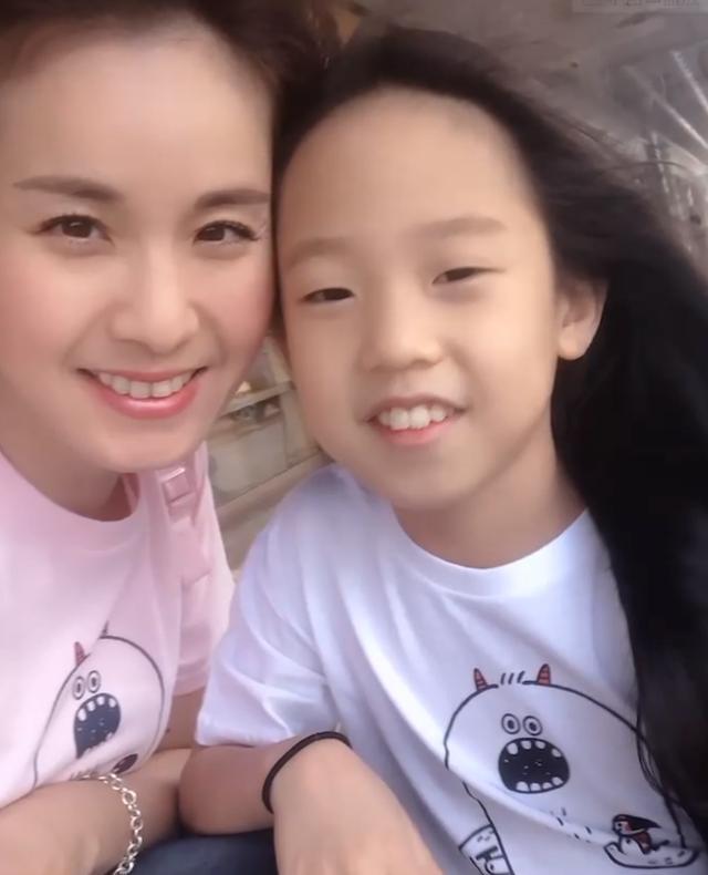 一边安慰孩子,一边自己默默的流泪,但是他们依然教育刘宇恩要坚持下去