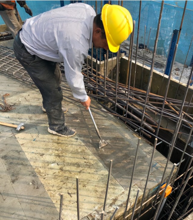 用铝模施工时铝模板总会粘连混凝土灰浆大家是怎么处理的