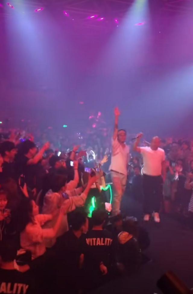 giao|网红giao哥喜当爸，为赚奶粉钱现身酒吧捞金？10分钟赚20万引争议