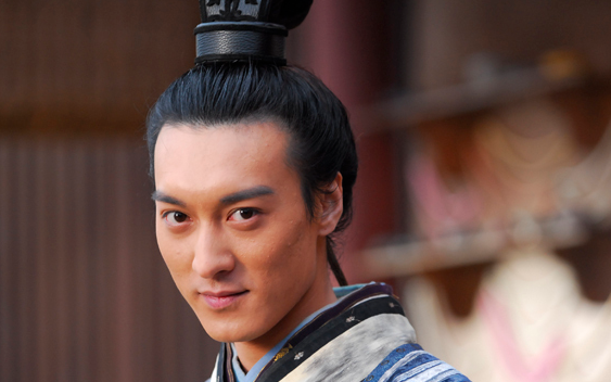 何建泽在《天泪传奇之凤凰无双》中是王丽坤饰演的女主缪芊芊的兄长缪