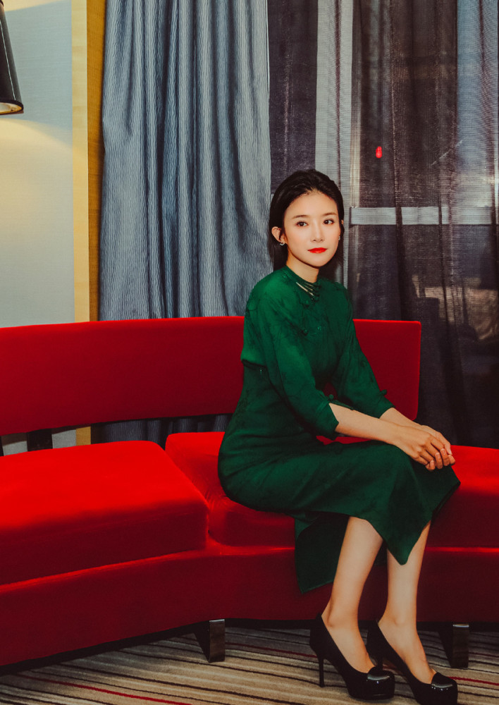 金奖蔡紫事业全面开花!穿绿旗袍端庄美过董卿,搭档张国立太厉害