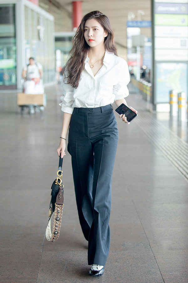 张一山前女友宋妍霏好会穿白衬衫配西裤169身高大长腿堪比模特