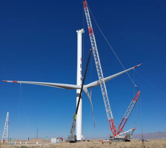 海南州金元北方新能源有限公司首个项目首台风机吊装成功