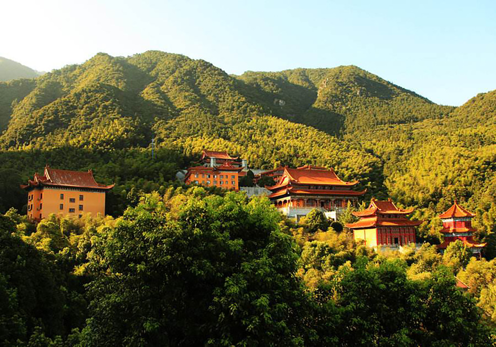 江西廬山近1400年古剎鐵佛寺,三峰環繞,白龍相伴,風景秀美_騰訊新聞