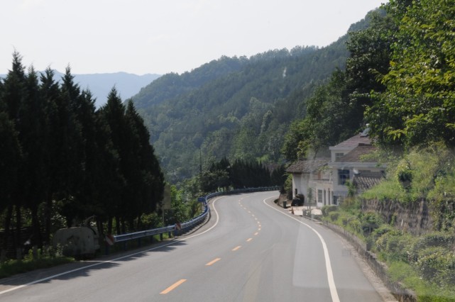 2002年夏季,秦岭山区和陕南部分地区遭遇百年不遇特大洪灾,西万公路