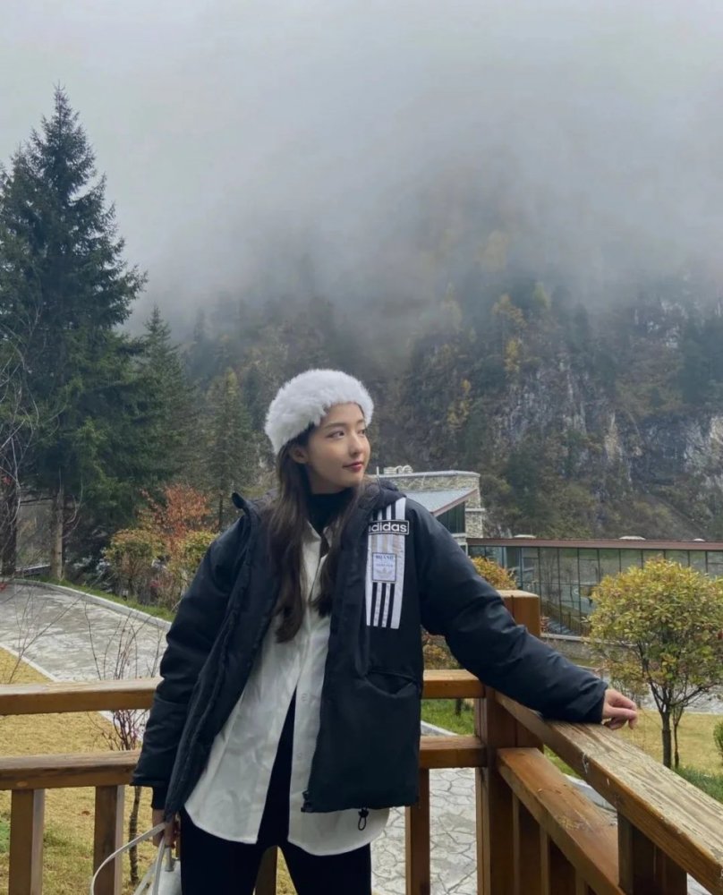 仲qiuqiu与牛仔衣叠穿,可盐可甜就是你啦.