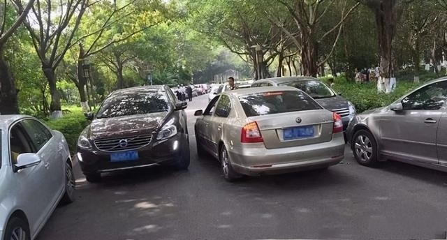 超车看车头,会车看车尾?