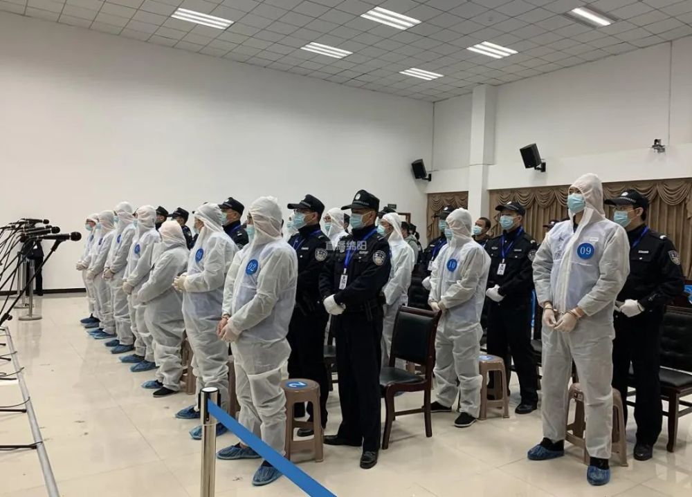 在实施行业控制和垄断的过程中,袁麒淞等人采取的手