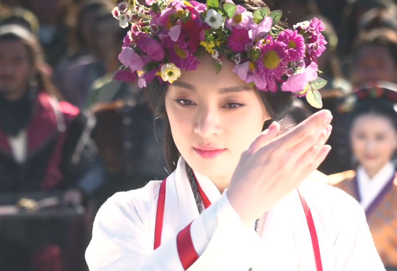 芈月传:义渠君和芈月成亲时,为何要穿白色衣服?背后原因让人震惊