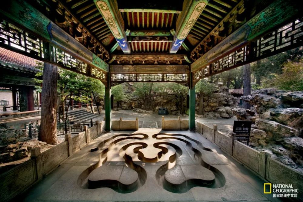 院落,迎面就是假山,沿着曲折的小径,来到古木参天,山石环抱的古华轩前