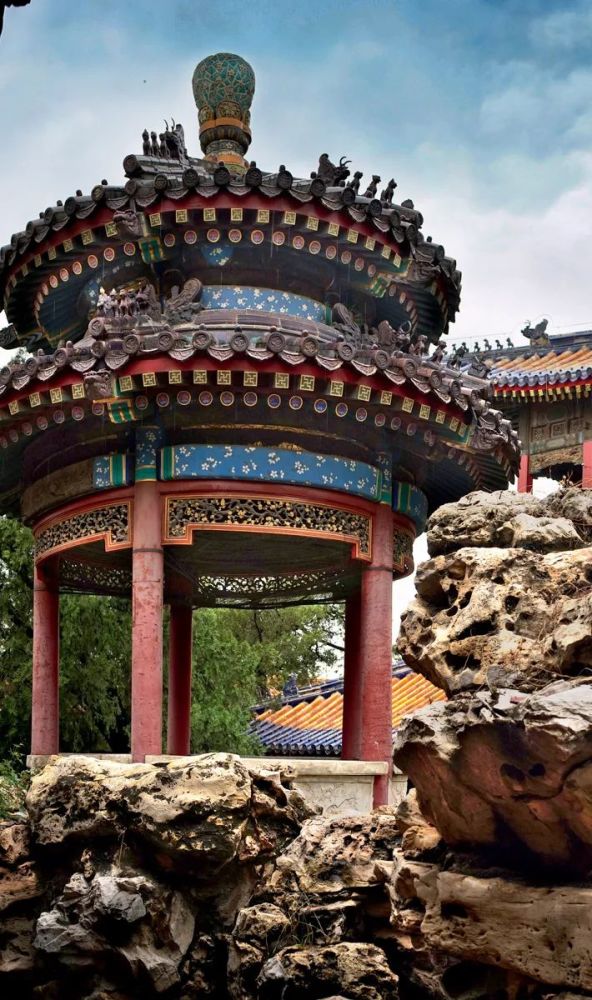 第四进院落中的符望阁,是乾隆花园中最大的建筑,顶部藻井的繁复奢华