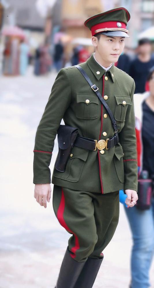 一眼就沦陷的军装照你想到的是哪位