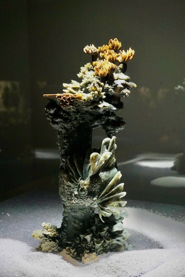 和田玉|北京展“鞍山书画、岫岩玉雕”：岫玉如何化暇为瑜、因色取巧