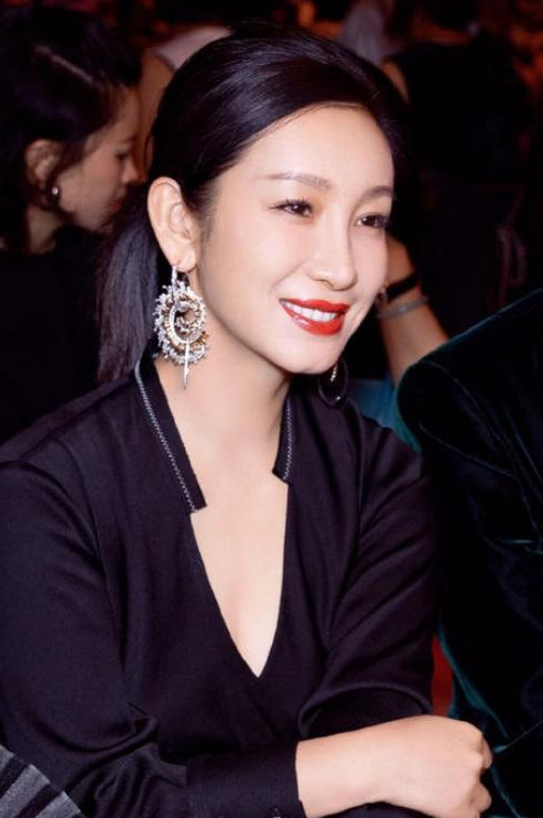 她京剧出身片酬上亿,嫁给大7岁丈夫,儿子却从不肯喊她一声妈