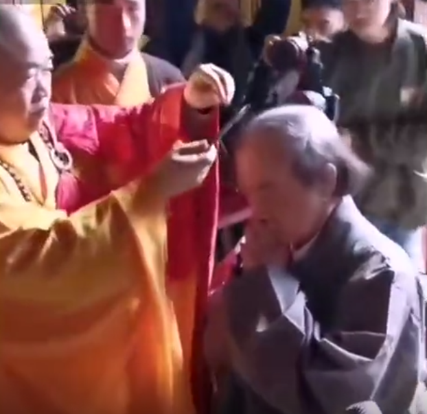 台湾72岁漫画家蔡志忠落发少林寺 方丈释永信为其剃度 蔡志忠 释永信 少林寺 台湾 漫画家