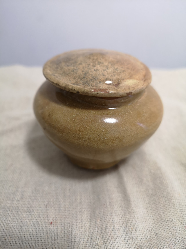 明早期龙泉窑黄釉荷叶盖罐