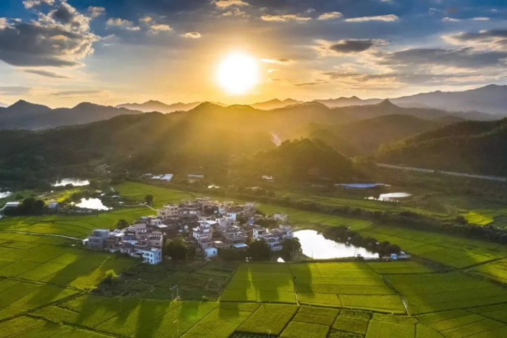 和煦的阳光倾泻在大地温暖的朝阳穿透云层旭日东升企鹅号新兴县风情网
