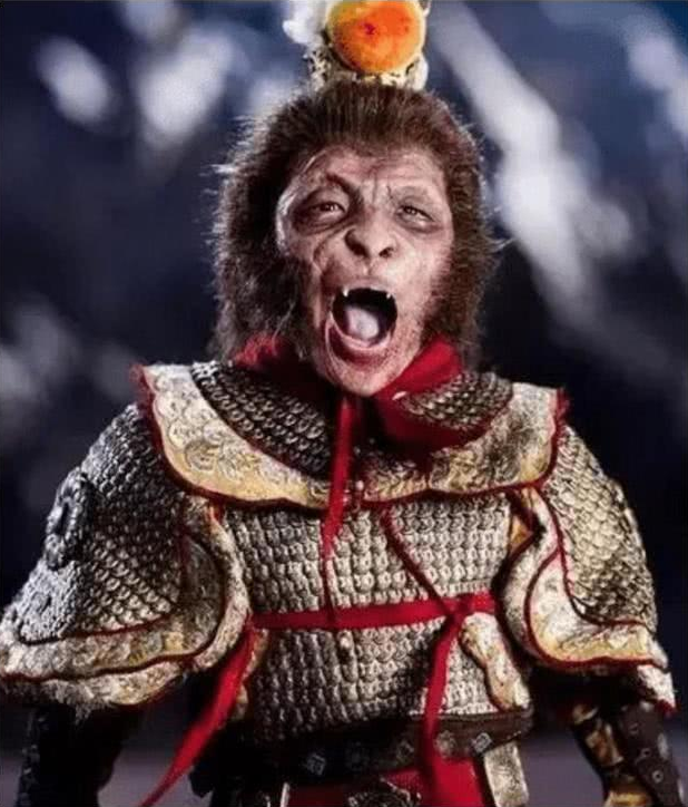 连亲妈都嫌弃他丑,却被周星驰看中一炮而红,今20岁颜值逆袭成男神