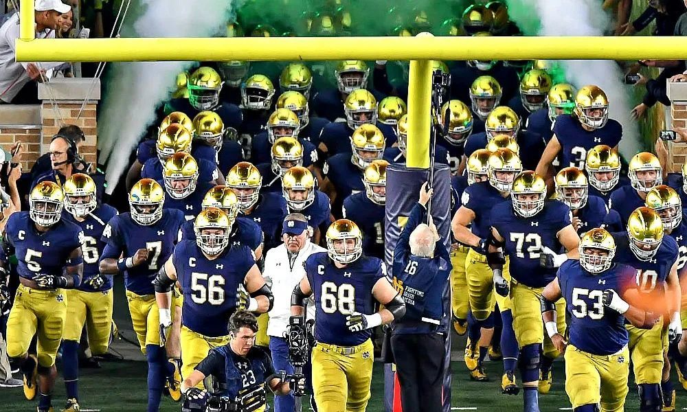 圣母最厉害的是橄榄球,厉害到被拍成了《追梦赤子心》这部电影.