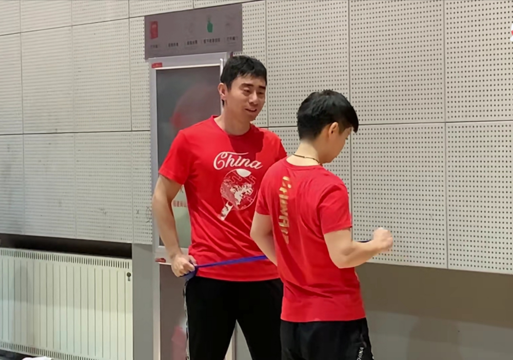 国乒训练剪影!马琳抓着陈梦肩膀示范,樊振东像大爷一样"散步"