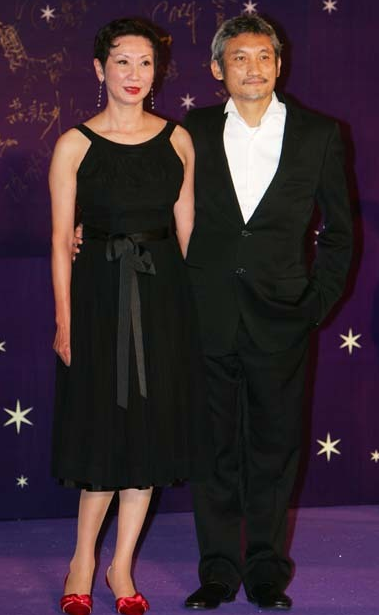 70岁徐克与小30岁女友罕见同框,女方戴婚戒开心灿笑一脸幸福