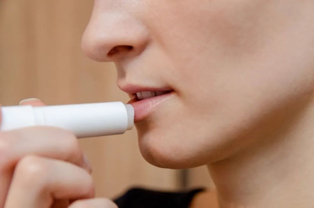 润唇膏为什么竖着涂更有效?一文说清秋冬护唇要点