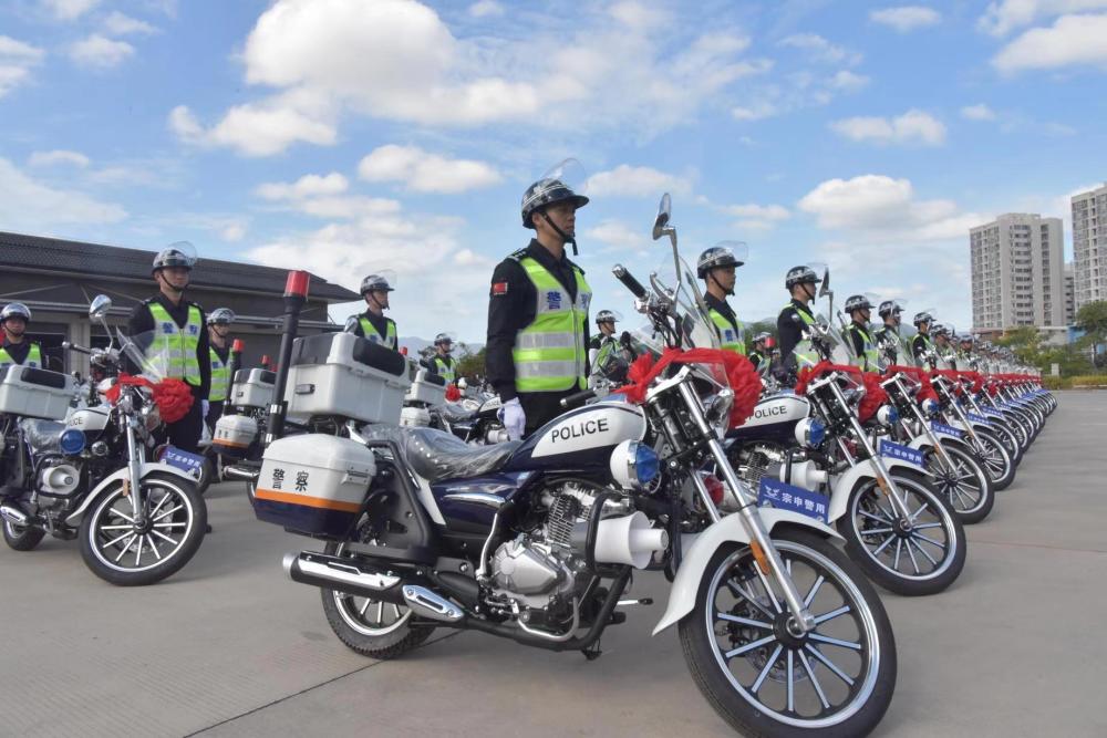 仪式现场,250部警用摩托车警灯闪烁,整装待发骑手出征!