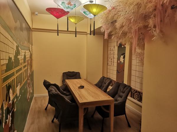剧本剧情,争执乃至撕扯似乎都是真实存在的,在特定场景的房间里,灯光