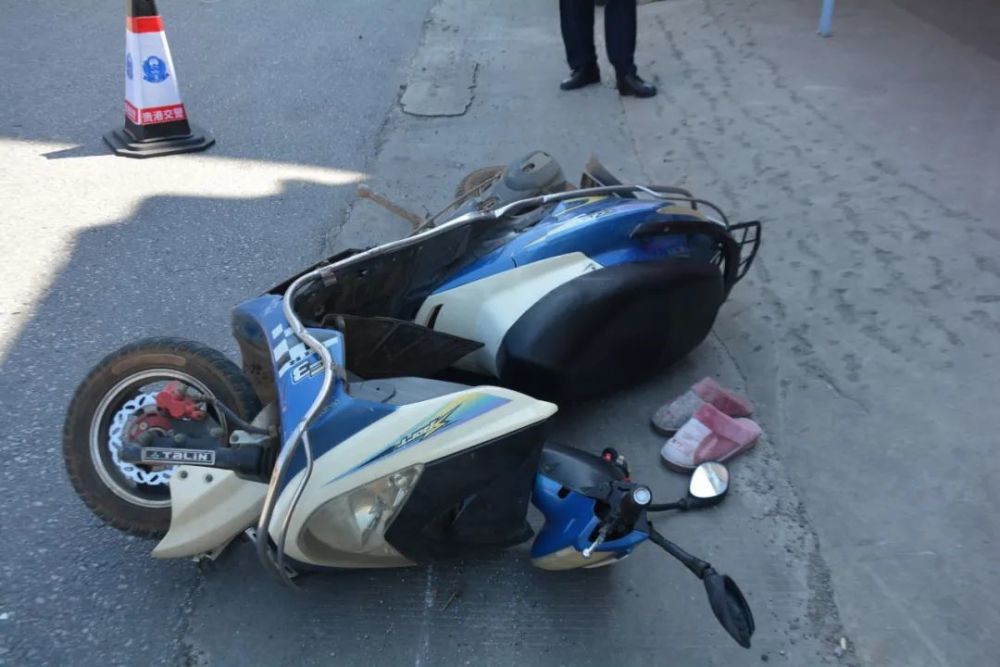 一线微观又是路口小车把骑电动车的撞得飞起