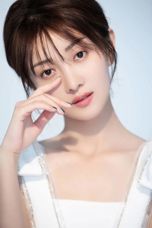 刘美旗白色裙装写真浮出水面极简风彰显别young青春