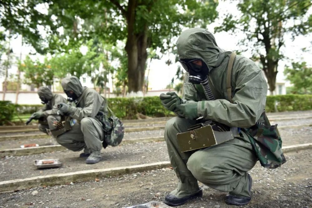 搬好马扎一起来看防化兵的硬核跑毒