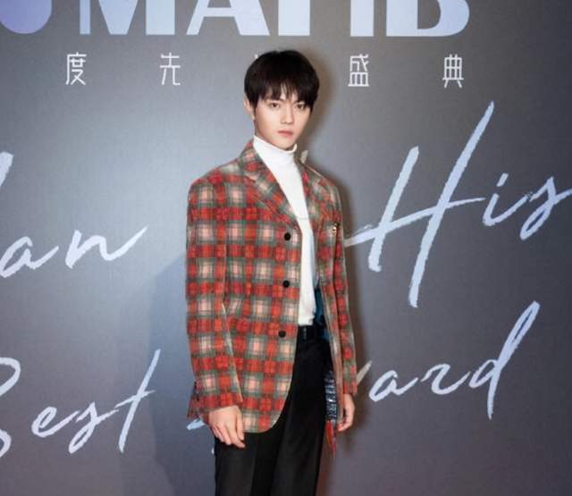 邓伦|修图师爆料行业内幕，男演员要求挨个修毛孔，点名邓伦故意炒作