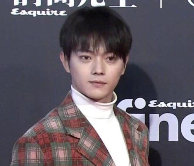 邓伦|修图师爆料行业内幕，男演员要求挨个修毛孔，点名邓伦故意炒作