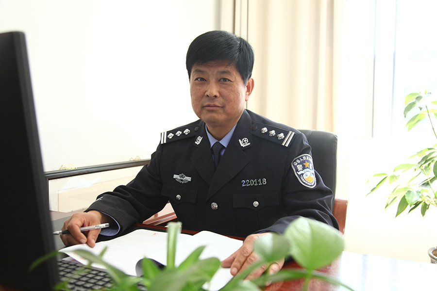 杨波:专爱啃"硬骨头"的老干探