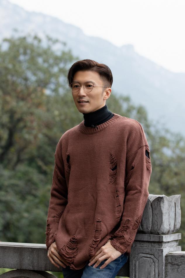 谢霆锋将破洞毛衣也穿出高级感造型减龄帅气看不出40岁