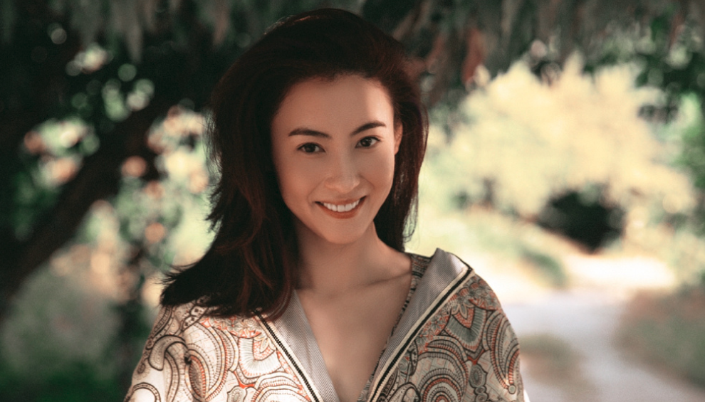 张柏芝|张柏芝晒与小儿子温馨照，俯身为其系鞋带时，手的对比成亮点