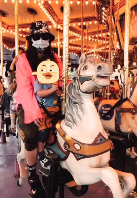 张柏芝|张柏芝晒与小儿子温馨照，俯身为其系鞋带时，手的对比成亮点